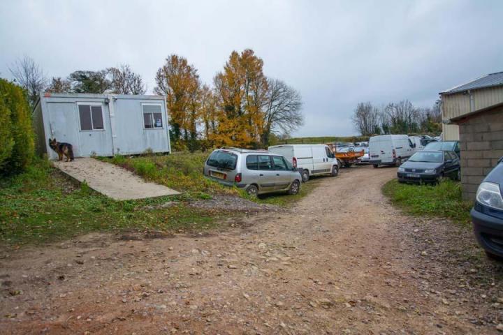 Un garage spécialisé dans la réparation automobile situé près d’Argentan